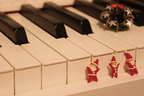 お菓子を持ったサンタさんも来ちゃうかも～♪<br />
オープンピアノ＆クリスマスミニコンサート