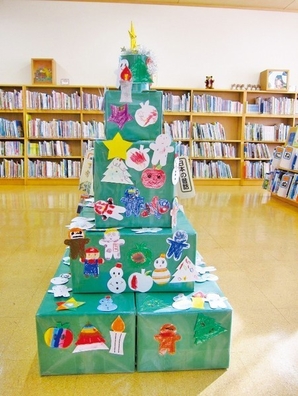 日立市立多賀図書館<br />
「クリスマスツリーをかざろう」開催
