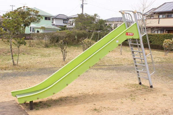 滑り台の着地点にはマットがあります。