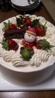 生クリームで埋尽くされたクリスマスケーキ