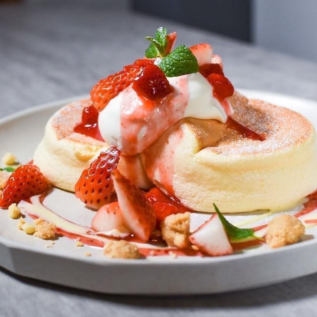 ゴロッと苺ソースのパンケーキ