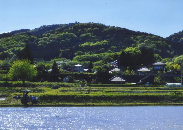 砂沢町から望む石尊山