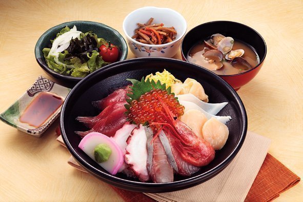 おさかな市場内で味わえる海鮮丼「海鮮処 森田」