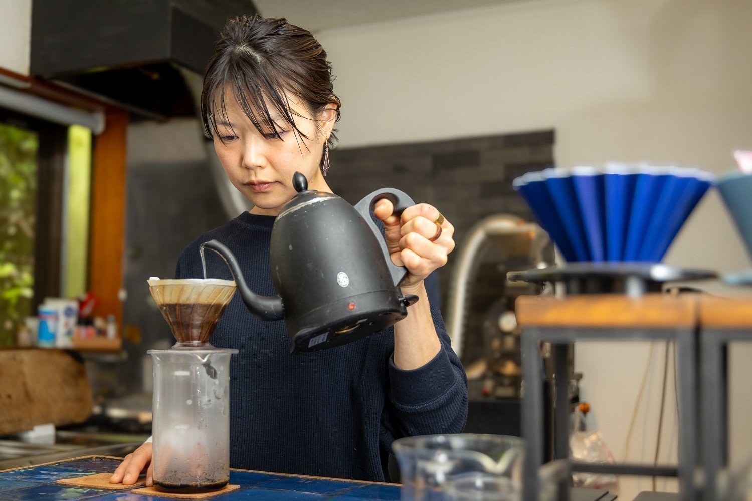 コーヒーを淹れる女性