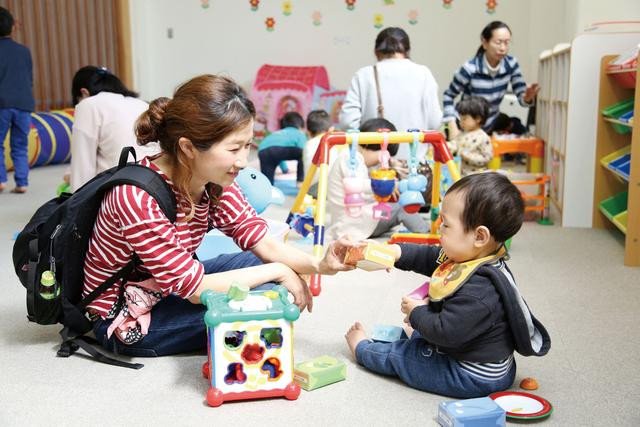 親子で遊んでいる様子
