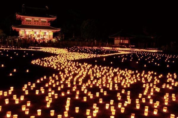 幻想的な空間をつくり出す
除夜の鐘／初祈願万燈会