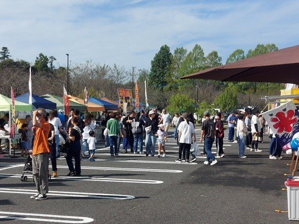 新緑の公園で楽しい時間を！
公園朝市