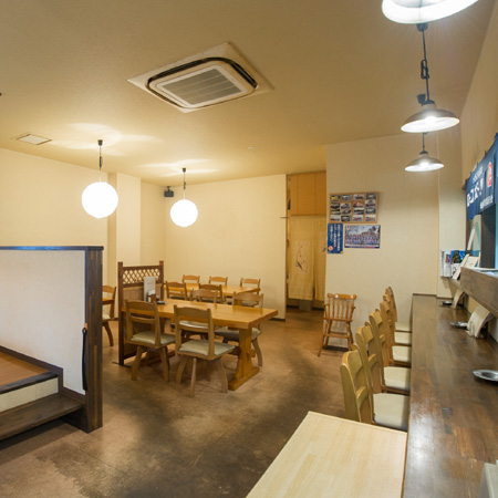 テーブル席、小上がり席もございます。